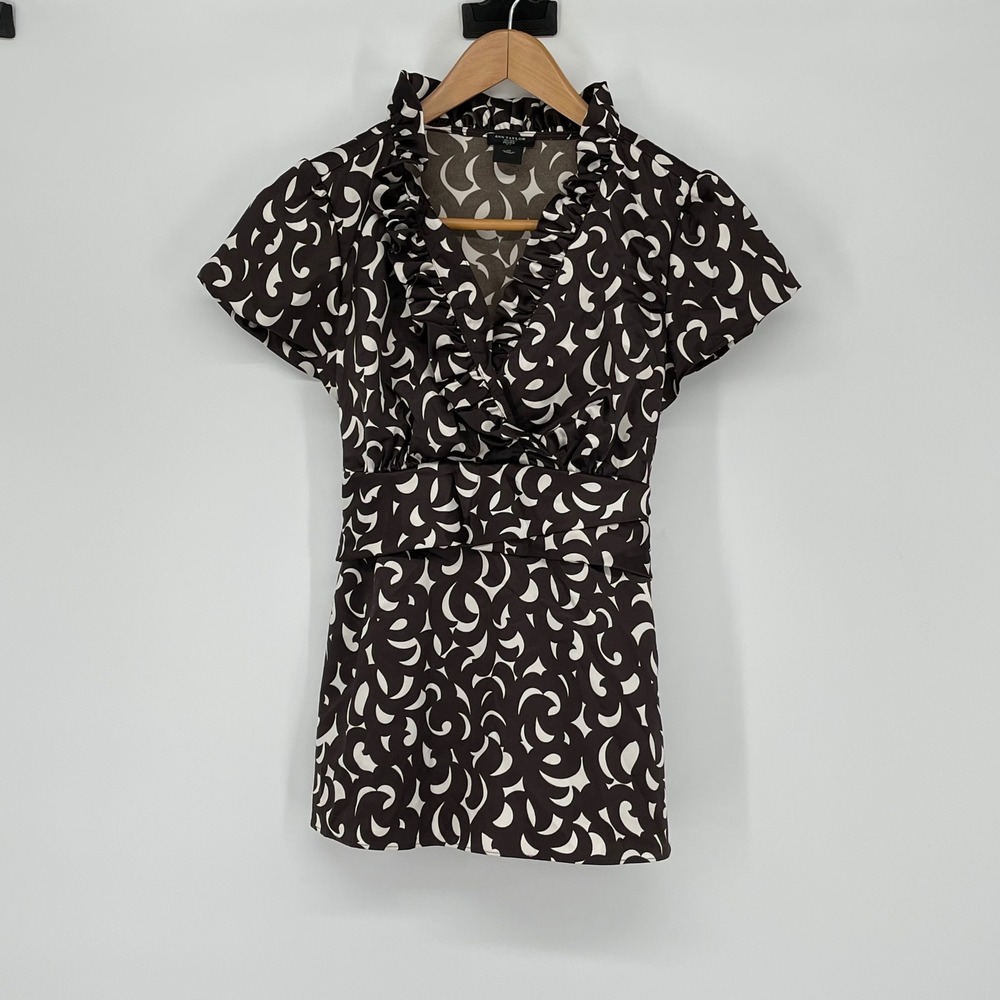 Ann Taylor Brown White Abstract Ruffle V Neck Tie Back Short Sleeve Size 0P Work